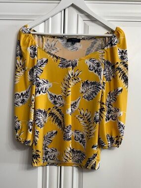 Eclair Size M Blouse Yellow with Black +White Leaf Print Scoop Neck 3/4 Sleeves